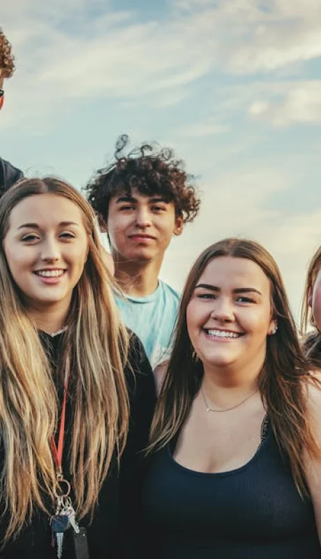 Jóvenes solidarios.