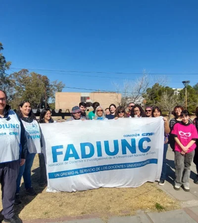 Ollas vacías frente al comedor de la UNCuyo