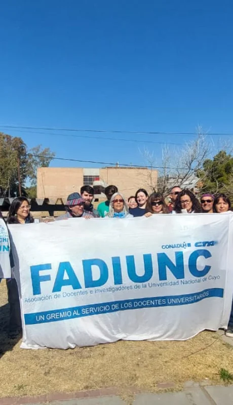 Ollas vacías frente al comedor de la UNCuyo