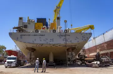 Limpieza explosiva: un barco trabajaba en el Río de la Plata y descubrió algo inesperado