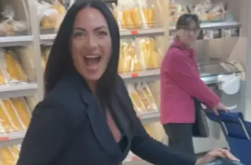 ¡Una locura! Influencer británica deja escondidas sus diminutas tangas en lugares públicos