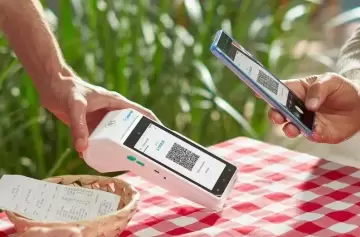 Las propinas se modernizan: ahora podrán pagarse con tarjeta en todo el país