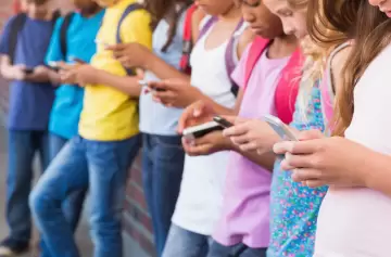 Crecen las consultas de la Generación Alfa a la IA y no a sus padres