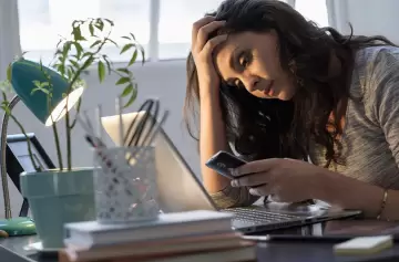 Doomscrolling: cómo las noticias negativas nos envenenan la mente