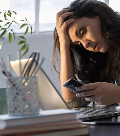 Doomscrolling: cómo las noticias negativas nos envenenan la mente