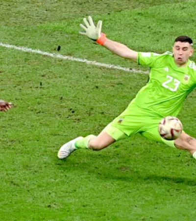 El Dibu y una de sus atajadas más colosales