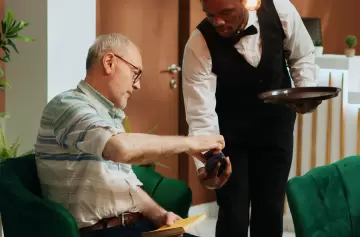 ¿Por qué los mozos necesitan propina y otros trabajadores no?