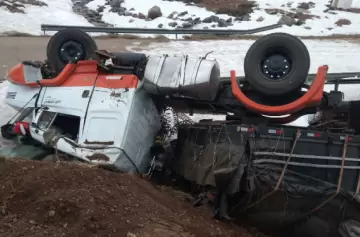 Se descompensó un camionero y desbarrancó en alta montaña