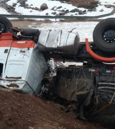 Camión volcado en Alta Montaña.