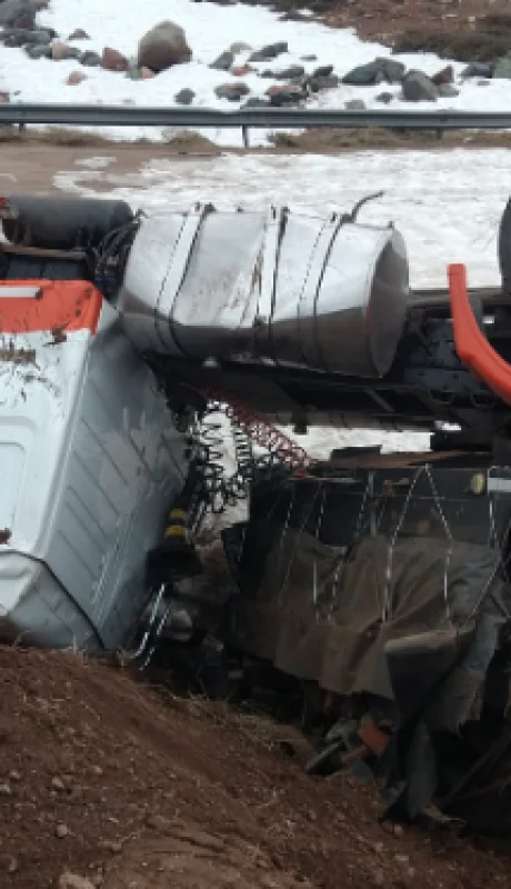 Camión volcado en Alta Montaña.