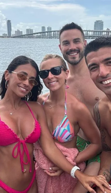 Lionel y Antonela con Amigos.