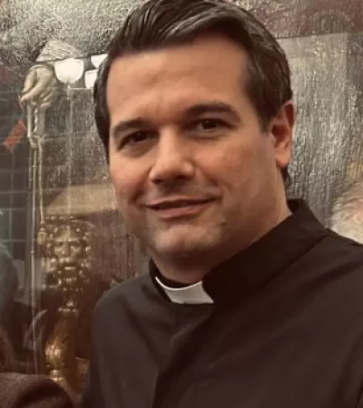 El sacerdote Olivera Ravasi está considerado como el organizador de la visita de los diputados libertarios al penal de Ezeiza.