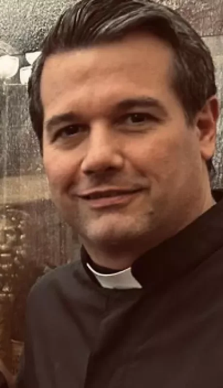 El sacerdote Olivera Ravasi está considerado como el organizador de la visita de los diputados libertarios al penal de Ezeiza.