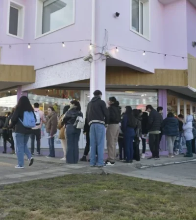 Fila de riogalleguenses que dejaron su CV en un comercio de la localidad.