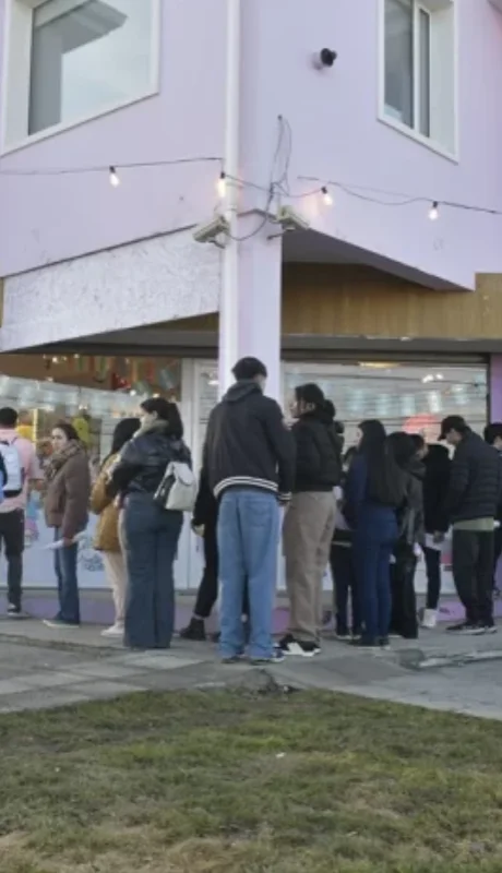 Fila de riogalleguenses que dejaron su CV en un comercio de la localidad.