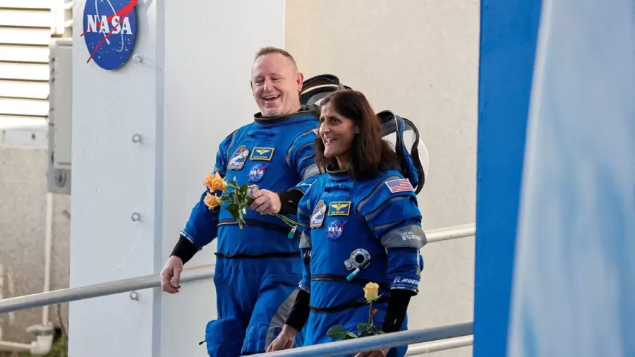 Los astronautas en emergencia, cuando se aprestaban a abordar la cápsula que los llevaría al espacio. (Foto: web)