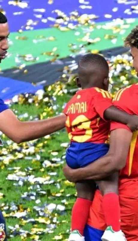 Lamine Yamal junto a su padre