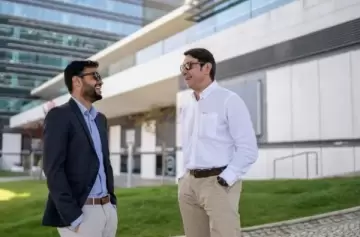 Hablar con las manos en los bolsillos revela mucho más que un simple gesto