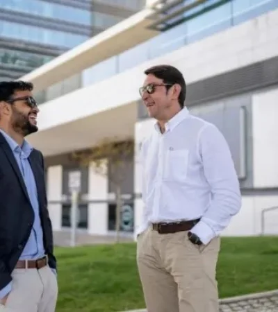 Hablar con las manos en los bolsillos revela mucho más que un simple gesto