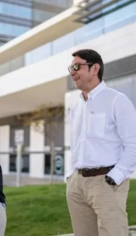 Hablar con las manos en los bolsillos revela mucho más que un simple gesto