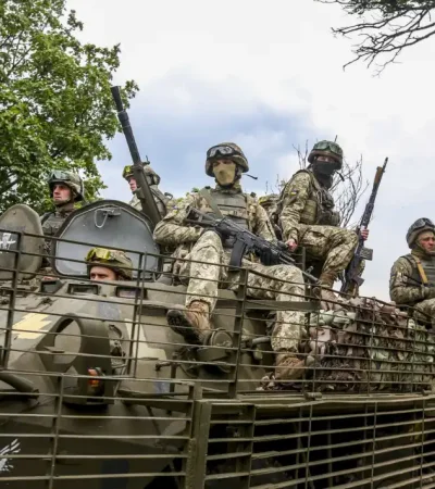 Efectivos ucranianos de la 95.ª Brigada de Asalto Aéreo se movilizan a Kursk