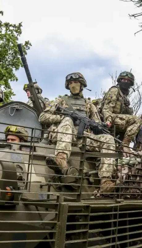 Efectivos ucranianos de la 95.ª Brigada de Asalto Aéreo se movilizan a Kursk