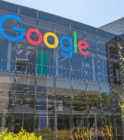 Acciones de Google cayeron más del 2% tras conocerse la decisión de la Justicia de Estados Unidos.