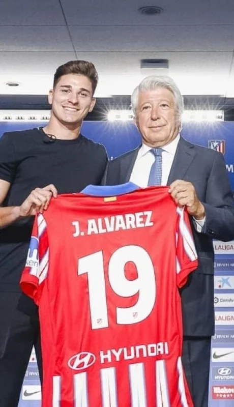Julián Álvarez fue presentado en el Atlético Madrid.
