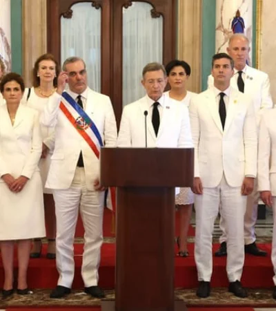 Conferencia de la Declaración de Santo Domingo. Detrás del presidente dominicano, Luis Abinader, la canciller Diana Mondino