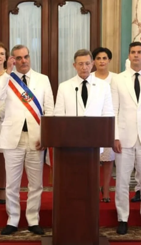 Conferencia de la Declaración de Santo Domingo. Detrás del presidente dominicano, Luis Abinader, la canciller Diana Mondino