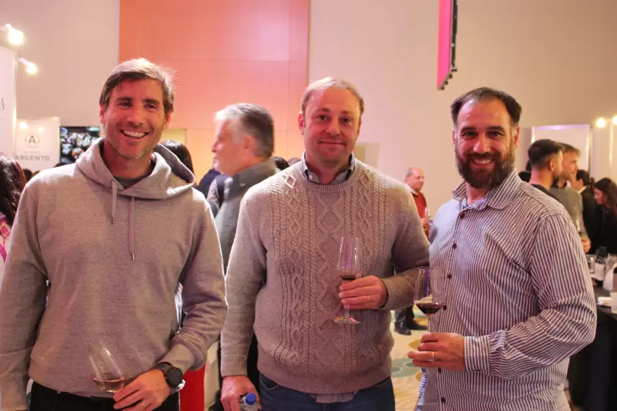 Julián Saa, Julián Silva y Rodolfo Dhuin: tres amigos compartiendo la velada.