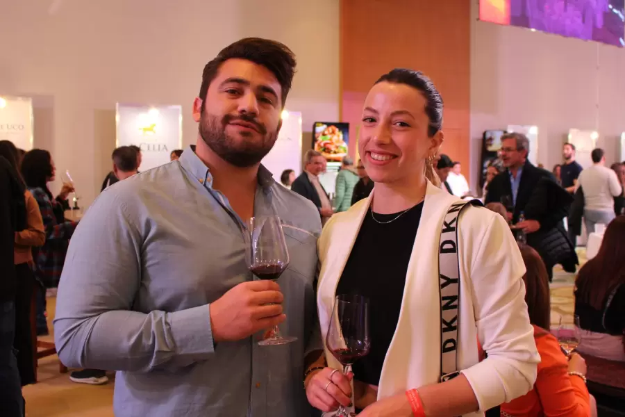 Agustín Sosa y Sophia Incirillo disfrutando de un viernes donde el vino es la receta.