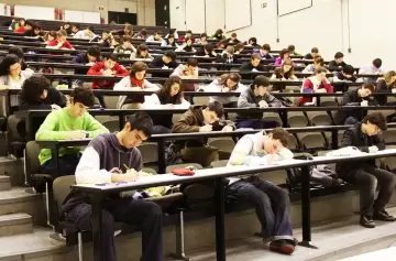 Universidades enfrentan ajustes mientras los docentes luchan por salarios dignos