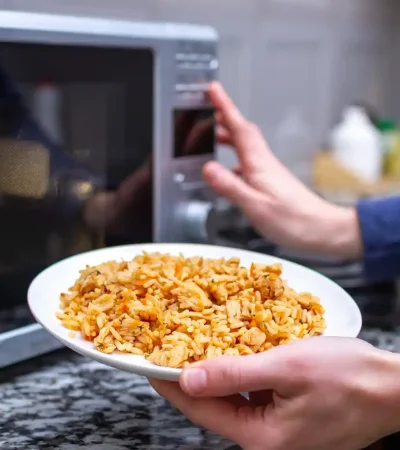 ¿Sabes cuántos gérmenes y bacterias han invadido tu microondas?