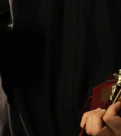 ¿Posesión demoníaca? Joven aterroriza a los vecinos con extraños comportamientos