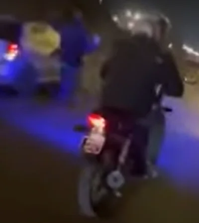 Captura de pantalla del video filmado desde una moto desde donde le gritaban al conductor del auto que llevaba a una chica debajo.