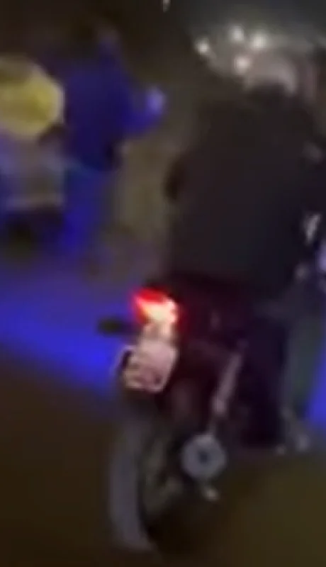 Captura de pantalla del video filmado desde una moto desde donde le gritaban al conductor del auto que llevaba a una chica debajo.