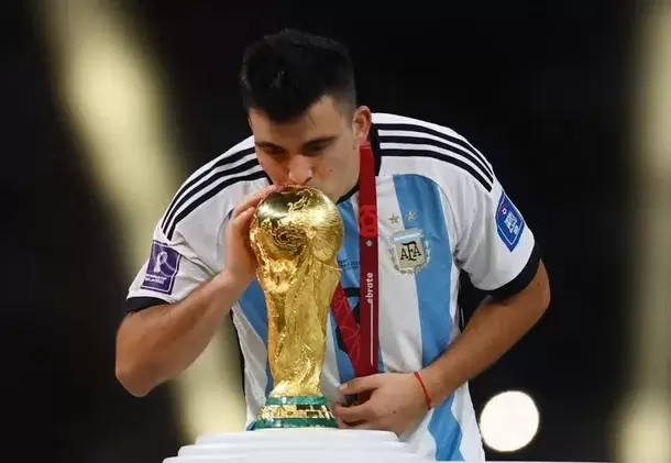 Marcos Acuña besando la copa del mundo Qatar 2022.