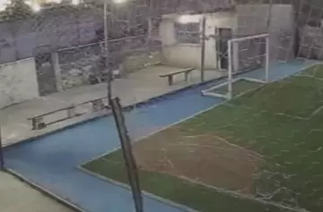 Intentó matar a su papá y las cámaras de unas canchas de fútbol lo registraron