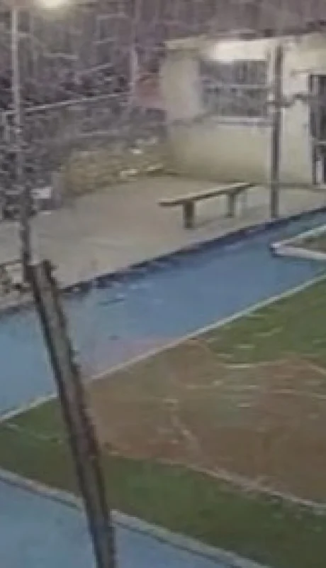 Intentó matar a su padre y quedó registrado en las cámaras de un complejo de canchas de fútbol.