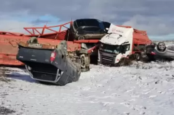 Volcó un camión "mosquito" y la ruta quedó regada de autos destrozados