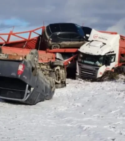 Volcó un camión "mosquito" y la ruta quedó regada de autos destrozados