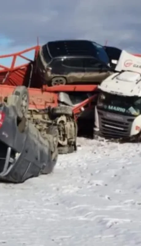 Volcó un camión "mosquito" y la ruta quedó regada de autos destrozados