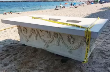 Un bar servía sus tragos sobre un sarcófago romano de más de 1.700 años