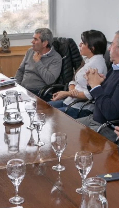 Abrió la reunión la Rectora quien agradeció la valiosa respuesta a su convocatoria y muy especialmente el voto a favor de la Ley de Financiamiento.