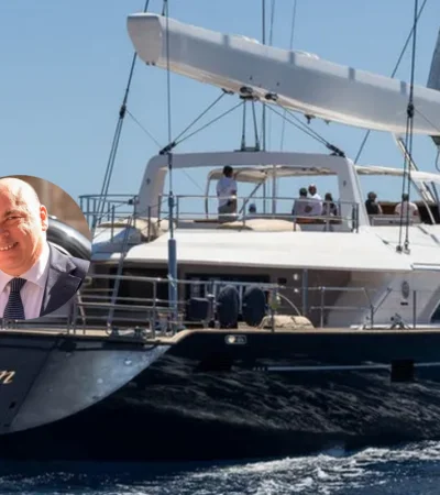 Buceadores buscan a los desaparecidos tras el naufragio.