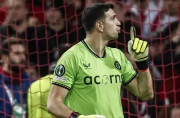 Dibu Martínez renovó contrato con el Aston Villa, que rememoró sus momentos épicos