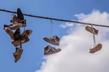 Código callejero: ¿qué mensaje esconden las zapatillas colgadas en los cables?