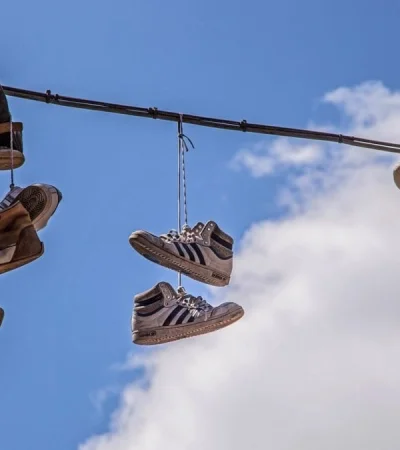 Código callejero: ¿qué mensaje esconden las zapatillas colgadas en los cables?