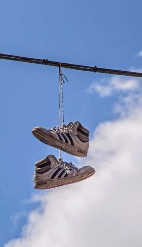 Código callejero: ¿qué mensaje esconden las zapatillas colgadas en los cables?
